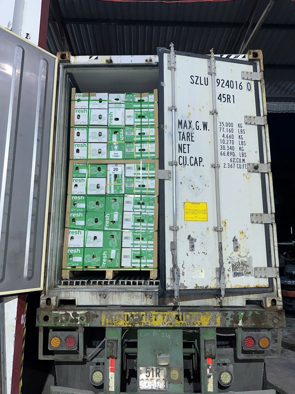 Thùng dừa trong container